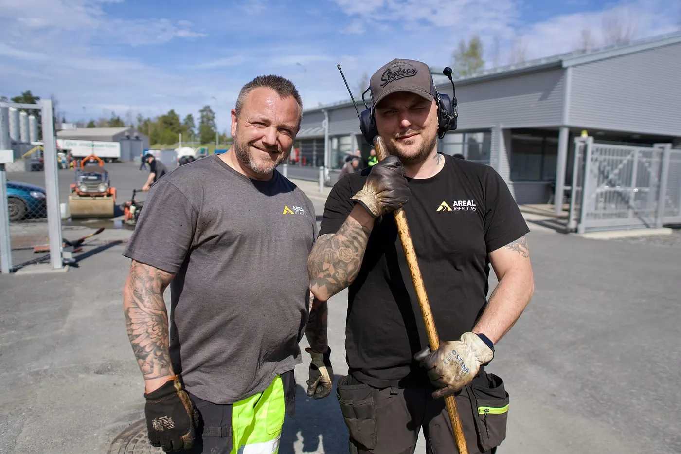To asfaltarbeidere på et oppdrag
