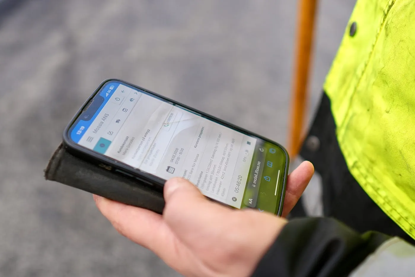 Anleggsarbeider bruker iFlow på mobilen ute i felt