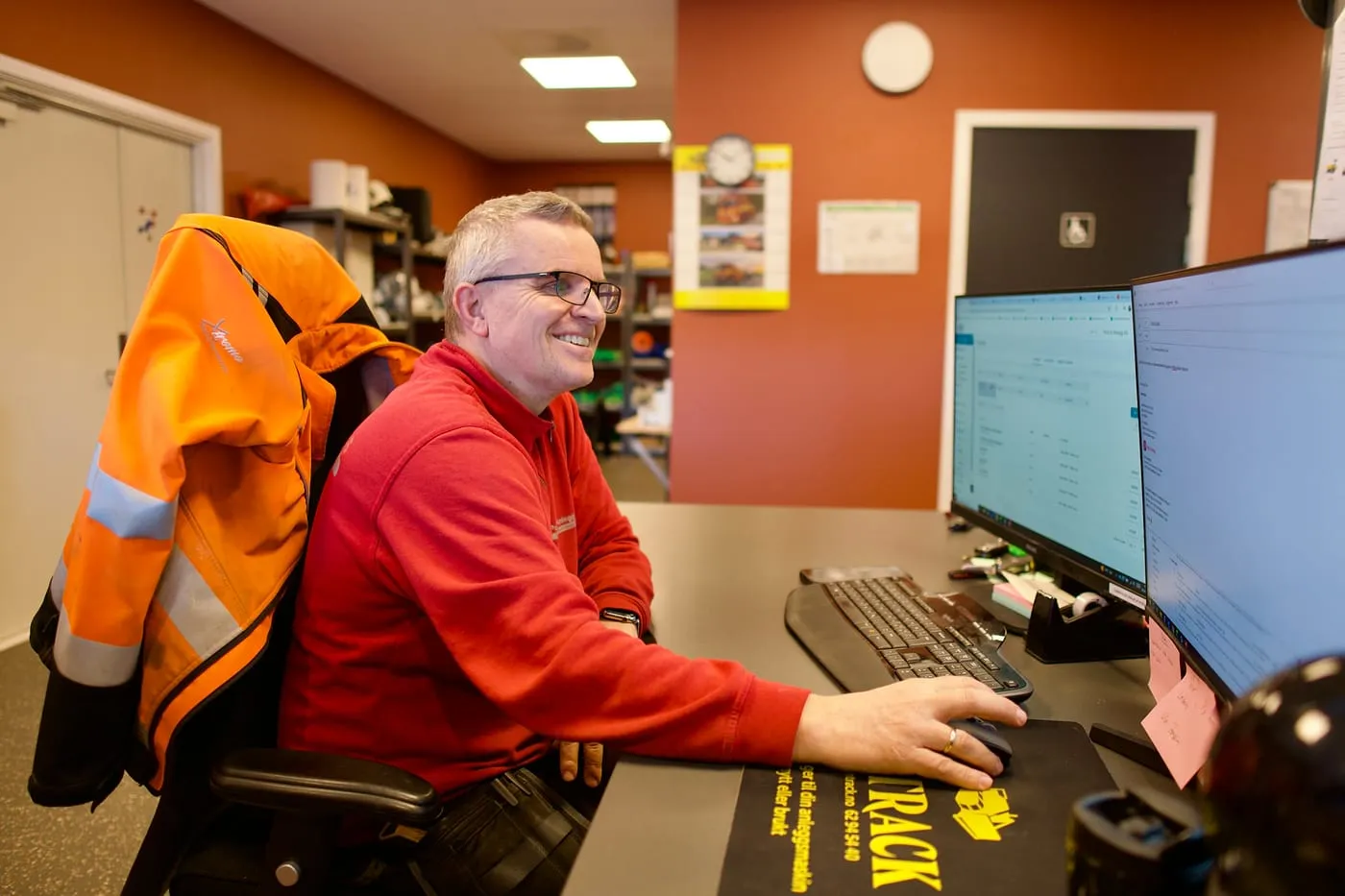 Planlegger bruker iFlow ved skrivebordet på kontoret