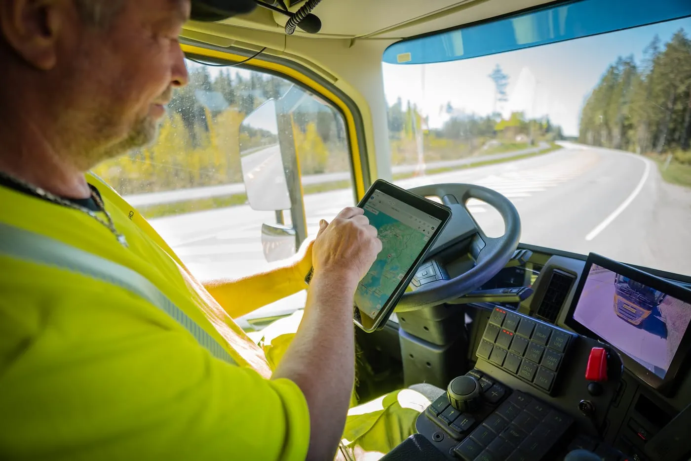 Sjåfør bruker iFlow på et nettbrett montert i førerhuset
